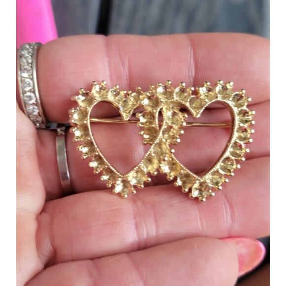 Small Vintage Double Heart Goldtone Brooch - Picture 3 of 5